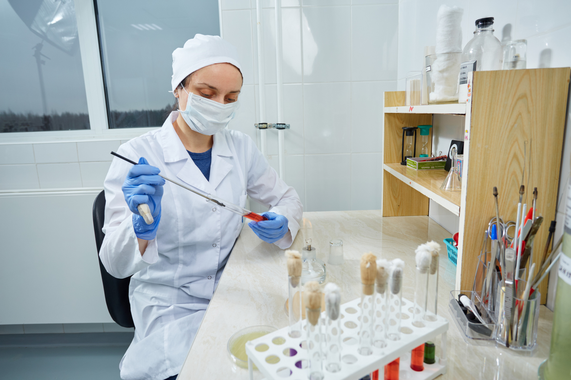 Лаборатория проводит бактериологический контроль качества дезинфекции