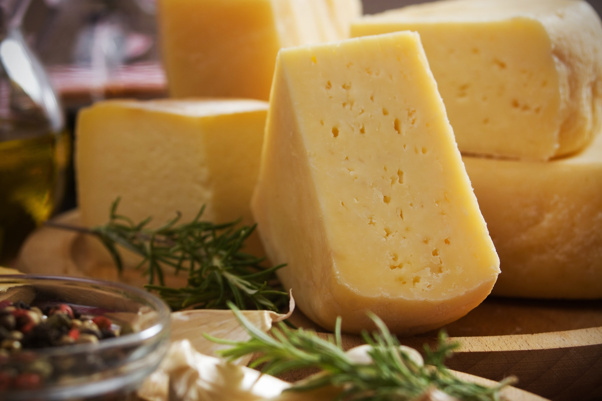 Специалистами Тверской испытательной лаборатории установлена фальсификация состава сыра